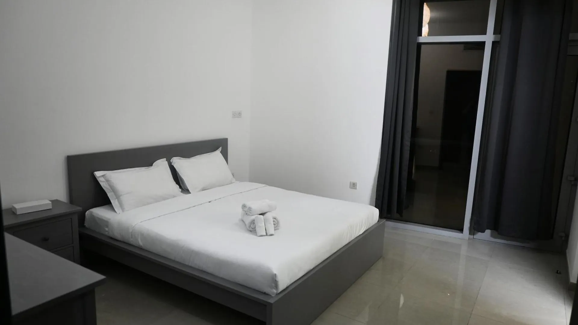 2 Bedroom Beach-Front Flat In Marina Dubai Apartment